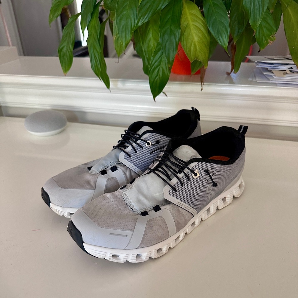 On Running Men's Gray and Black Athletic Shoes